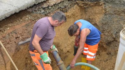 Bild: dob
Der Wasserleitungsschaden wird behoben. Wasserwart Josef Bauer (rechts) besserte das schadhafte Stück aus. Bauhofmitarbeiter Manfred Bojer (links) assistiert.