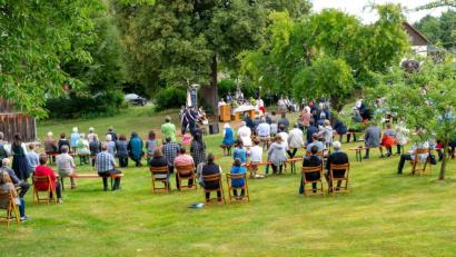 Bild: wms
Im Pfarrgarten in Hohenthan fand anlässlich des Patroziniums der Pfarrkirche St. Bartholomäus ein Gottesdienst statt.