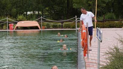 Bild: bkr
Immer schön Abstand halten, auch im Wasser. Bademeister Kai Wolf passt auf, dass die Kinder alles richtig machen.