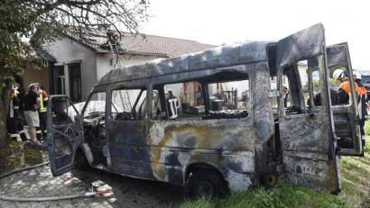 Bild: Petra Hartl
Direkt vor dem Wohnhaus in Winbuch geriet am Freitagmittag ein Mercedes Sprinter plötzlich in Brand. Eine Familie (Vater, Tochter und Enkelin) wollte gerade den Kofferraum ausladen, als sie das Feuer bemerkten und sich in Sicherheit brachten.