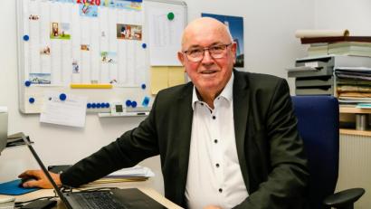 Bild: Hösamer
Monsignore Hans Amann sitzt an seinem Schreibtisch im Pfarrhaus. Administrative Aufgaben gehören "zum Geschäft" des Dekans. Seine Hauptaufgabe sieht er freilich in der Seelsorge.