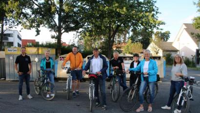 Bild: sne
"Kein schöner Anblick" : Gemeint sind nicht die Radfahrer der Grafenwöhrer CSU, sondern die Situation an den Containerstellplätzen. Ein Einfriedung soll die Orte zumindest optisch aufwerten.
