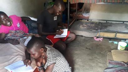 Bild: Ugandahilfe
Ein Kinderzimmer in Kakooge: Es dient auch zum Lernen und Hausaufgaben machen. Die Kinder wachsen in bitterer Armut auf, eine Situation, die durch Corona noch einmal verschärft wird.