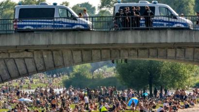 Bild: Peter Kneffel
Feiern ohne Maske und Mindestabstand: Wo viele Menschen auf engem Raum zusammenkommen, wird es schwer die Corona-Regeln einzuhalten.