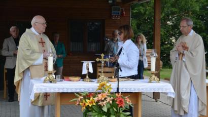 Bild: fdl
Ortspfarrer Johann Hofmann und Pfarrgemeinderatssprecherin Anita Falk (von rechts) dankten dem Jubilar, Ruhestandspfarrer Konrad Kummer, für seine Unterstützung bei den Gottesdiensten.