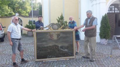 Bild: Gerhard Peter/exb
Das Votiv-Bild wurde inzwischen wieder an seinem alten Platz in der Miesberg-Kirche in Schwarzenfeld angebracht. Unser Foto zeigt (von links) Michael Scheuerer, Bürgermeister Peter Neumeier Peter, Restaurator Wolfgang Salomon und Peter Bartmann