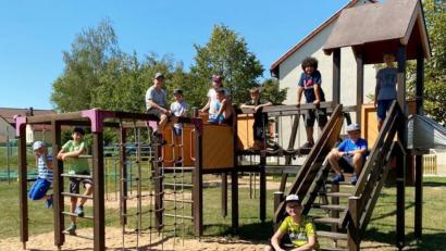 Bild: lgc
Am Kinderspielplatz in Schlammersdorf wurde bei der abwechslungsreichen Schnitzeljagd der Landjugend ein Zwischenstopp eingelegt.