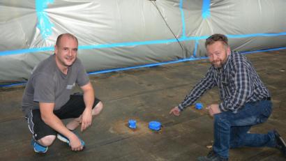 Bild: jr
Günther Deinzer vom städtischen Bauamt (rechts) und Vorarbeiter Thomas Schröber von der bauausführenden Firma Hornung zeigen auf Bodenhülsen zum Aufstellen der Sportgeräte, diese bleiben erhalten.