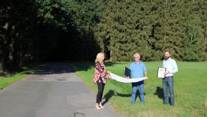 Bild: bey
Zur endgültigen Abstimmung der Bauarbeiten zum Ausbau und Sanierung der Straße von Burkhardsrieth nach Isgier werfen zweite Bürgermeisterin Andrea Lang, Helmut Auer, Firma Dankerl, Bau-GmbH und der Moosbacher Rathauschef Armin Bulenda (von links) einen Blick auf den Plan.