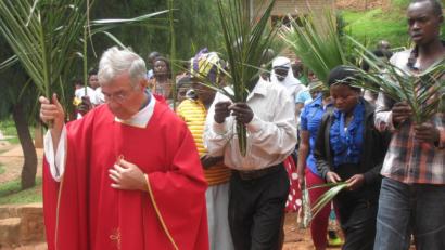 Bild: grm
Der inzwischen 75-jährige Pater Danko - hier bei der Palmprozession in seinem Wirkungsgebiet - leistet bei seiner Missionsarbeit in Ruanda Außergewöhnliches. Vor allem in der jetzigen Notsituation durch die Corona-Pandemie ist er überaus dankbar für die Unterstützung aus seiner ehemaligen Pfarrei Michldorf.