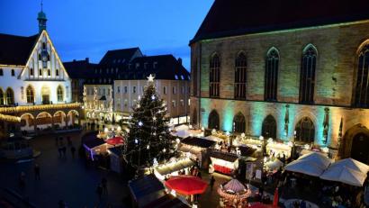 Bild: Petra Hartl
Die gute Stube der Stadt Amberg im weihnachtlichen Glanz: Auch heuer soll es einen Weihnachtsmarkt geben, allerdings stehen die Buden wohl nicht so eng beieinander.