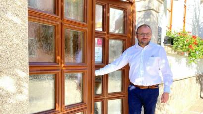 Bild: fjo
Die Klinke der Rathaustür hat Markus Bauriedl als neuer Bürgermeister von Waidhaus nun noch viel öfter in der Hand. Er geht sein Amt mit Elan an und legt Wert auf den Kontakt zu den Bürgern. In Coronazeiten nicht einfach umzusetzen.