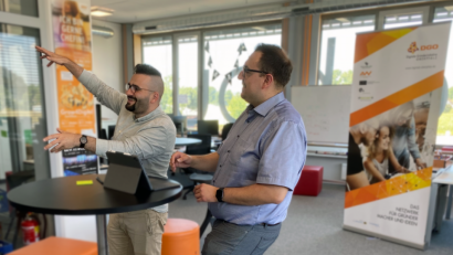 Bild: tka
Reger Austausch: André Pscherer (rechts) diskutiert mit Kurt Salman vom Startup CIPA GmbH/Openpack beim Gründer-Standup-Meeting.