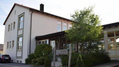 Bild: bnr
Die Gemeinde Trausnitz befürchtete, dass mit dem Abzug der Kombiklasse 3/4 nach Pfreimd auf längere Sicht der Schulstandort Trausnitz angezählt ist. Nun ist sicher: Nebend er Kombiklasse 1/2 bleibt 3/4 in Trausnitz.