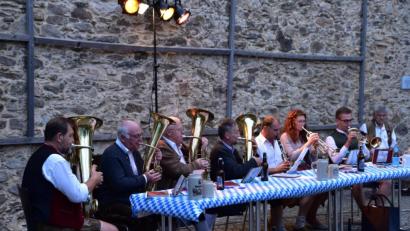 Bild: Tourismus-Info Schönseer Land/exb
Die "Stammtischmusikanten" kamen bei ihrem Auftritt nicht um zwei Zugaben herum. Das Publikum war begeistert.