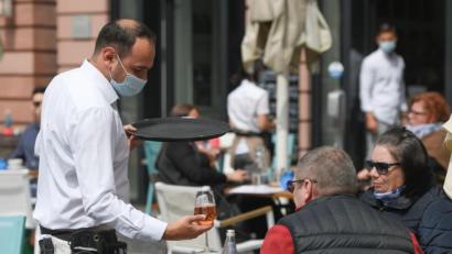 Archivbild: Arne Dedert
Nicht alle Bedienungen in Amberg sollen sich laut mancher Beschwerden so vorbildlich an die Maskenpflicht halten wie dieser Kellner in Mainz. Die Amberger Behörden können systematische Verstöße aber nicht bestätigen.