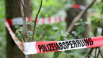 Symbolbild: Bodo Marks/dpa
Die Polizei hat eine Absperrung des Fundorts veranlasst.