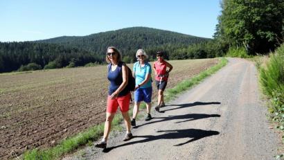 Bild: Gerhard Götz
Diese drei Frauen wissen, was ihnen gut tut. Sie gehen öfters auf dem Goldsteig nach Schönbuchen.