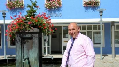 Bild: fsb
Bürgermeister Gerhard List an einem seiner Lieblingsorte: dem blumengeschmückten Brunnen vor dem Kohlberger Rathaus