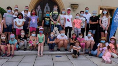 Bild: u
Die traditionelle Familienfahrt zu den Luisenburgfestspielen musste heuer wegen Covid-19 ausfallen . Als Alternative luden die Ortsverbände von CSU und FU zu einer Stadtrallye ein. 25 Kinder hatten dabei großen Spaß, mit im Bild die Organisatoren und Helfer Michaela Meier (hinten links), Martin Merkl (hinten, Zweiter von links), Zweite Bürgermeisterin Bärbel Birner (hinten, Vierte von rechts) und Bürgermeister Hermann Falk (hinten, Dritter von rechts).