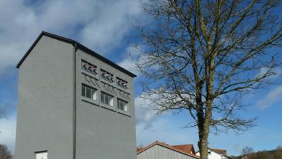 Bild: Portner
Der Klöppel-Trafo an der Böhmerwaldstraße in Schönsee erhält noch ein Hingucker-Glaselement an der Fassade.