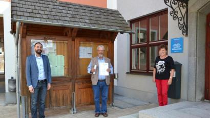 Bild: gi
Bürgermeister Armin Bulenda (links) ehrt Peter Bosse (Mitte) für den 50. Aufenthalt in Moosbach. Auch Gastgeberin Erna Enslein gratuliert.