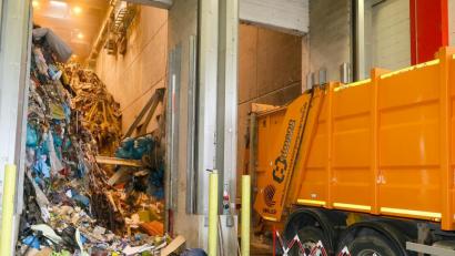 Bild: Clemens Hösamer
In den Monaten seit der Corona-Pandemie ist mehr Restmüll in den Tonnen gelandet, das Müllkraftwerk konnte sich nicht über eine dürftige Anlieferung beklagen. Auch die Recyclingsäcke waren voller als im Vorjahr.