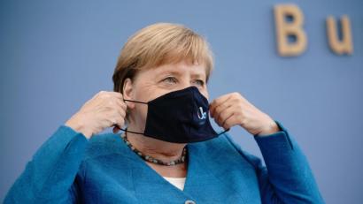 Bild: Michael Kappeler/dpa
Bundeskanzlerin Angela Merkel (CDU) setzt in der Bundespressekonferenz nach ihrer traditionellen Sommer-Pressekonferenz zu aktuellen innen- und außenpolitischen Themen ihre Maske auf.