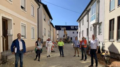 Bild: fg
Bürgermeister Hermann Falk (rechts) und Thomas Dotzler (links) vom städtischen Bauamt überzeugten sich gemeinsam mit den Planern und Bauausführenden vom Baufortschritt in der Postgasse. der voll im Zeitplan liegt.