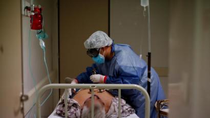 Bild: Natacha Pisarenko/AP/dpa
Eine Krankenschwester behandelt in einem Krankenhaus bei Buenos Aires einen mit Corona infizierten Covid-19-Patienten.