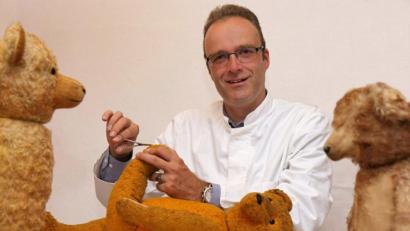 Bild: gis
Zum Museumsfest in Wunsiedel hat sich ein echter Doktor der Plüschologie angesagt.