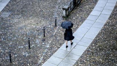 Bild: Britta Pedersen
Eine Frau geht bei Regen eine Straße entlang. Foto: Britta Pedersen/dpa-Zentralbild/dpa/Symbolbild