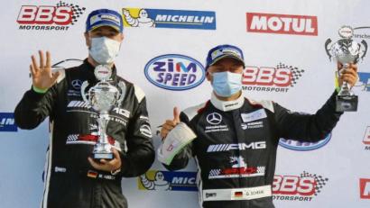 Bild: exb
Dominik Schraml (rechts) und Mario Hirsch gewöhnen sich langsam an das oberste Podest. Am Lausitzring holten sie beim GTC-Race den Sieg in der Profi-Amateur-Klasse. Vor einigen Wochen hatten sie dort schon ein Rennen der Spezial-Tourenwagen-Trophy gewonnen.
