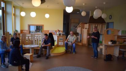 Bild: bnr
Sabine Maderer, die Leiterin des Landkindergartens, informierte den Gemeinderat über die Notwendigkeiten bei einer Erweiterung des Kindergartens.