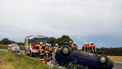 Bild: dmra
Der Unfallwagen blieb auf der Staatsstraße 2040 in der Nähe von Paulsdorf auf dem Dach liegen.