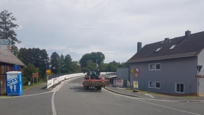 Bild: gi
Die Pfreimdbrücke ist seit Freitag wieder offen. Eine Begrenzung der Geschwindigkeit auf 30 Kilometer pro Stunde ist darauf bis auf Weiteres angeordnet.