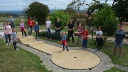 Bild: jr
Acht Kinder nahmen am Samstagvormittag am Minigolfturnier der Jungen Union im Rahmen des Mitterteicher Ferienprogramms teil. Gespielt wurde auf der 18-Loch-Anlage von Betreiber Jürgen Lang (rechts). Betreut wurden die Teilnehmer vom JU-Ortsvorsitzenden und Jugendbeauftragten Christoph Hampel (Mitte) sowie mehreren JU-Vorstandsmitgliedern.