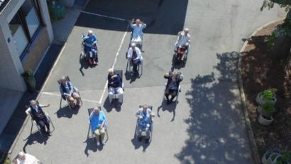 Bild: dob
Eine bunte Wollschnecke ist in der Caritas-Tagespflege "Rosenquarz" in Pleystein durch eifrige Strickerinnen entstanden. Damit soll ein Kinderwohnheimbau mit Internat am Heilpädagogischen Zentrum in Irchenrieth unterstützt werden.