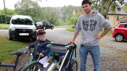 Bild: prh
40 von 180 im Rahmen der LBV-Aktion bestellte Bausätze von Fledermaus-Häusern wurden an der Mutter-Anna-Kirche im Ortsteil Mühlberg ausgegeben. Martin Merkl kam mit seinen beiden Söhnen David (links) und Philipp (Mitte) den Mühlberg hoch geradelt, um zwei Bausätze für Fledermaus-Quartiere abzuholen.
