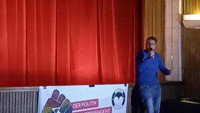 Bild: ppes
Stefan Dietl, Sprecher des Bündnisses gegen das Vergessen, erinnert im Ring-Theater an das Schicksal von Klaus-Peter Beer.
