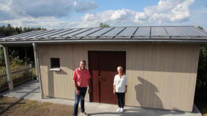 Bild: kro
Bürgermeister Franz Schöner und die stellvertretende Kinderhausleiterin Ilona Kilian zeigten sich zufrieden und angetan vom neuen Geräteschuppen, der neben der Kinderkrippe gebaut wurde.
