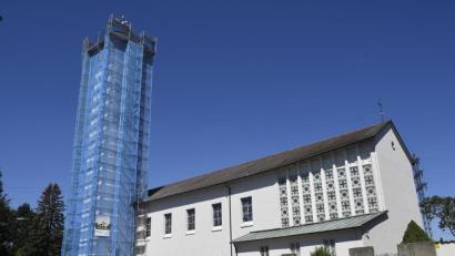 Bild: Petra Hartl
Hat fast ein bisschen was von moderner Kunst: Der Kirchturm der Hl. Familie im Amberger Bergsteig-Viertel ist komplett eingerüstet. Er und das Kirchdach werden saniert.