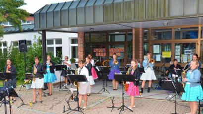 Bild: fjo
Zumindest ein wenig windgeschützt können die 15 Instrumentalistinnen der Damen-Big-Band Waidhaus den Auftritt bei der Sommerserenade im Windfang der Grundschule gestalten.