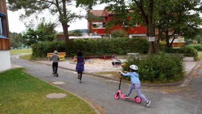 Bild: bkr
Nur in kleinen Gruppen und unter ständiger Aufsicht dürfen die Kinder die vier Spielplätze im SOS-Kinderdorf zeitlich begrenzt nutzen. Dennoch ist viel Bewegung an frischer Luft ist angesagt.