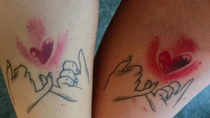 Bild: Hannes
Mehr als Mutter und Tochter: Ramona Hannes und ihre Tochter Bianca haben sich das gleiche Tattoo stechen lassen.