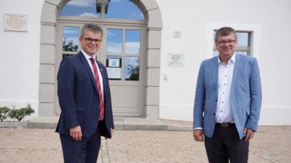 Bild: Bayerischen Gemeindetag, BV Oberpfalz/exb
Im Juli 2020 wurde die Konstituierende Sitzung des Bezirksverbandes in Barbing abgehalten. Als neuer Versitzender wurde 1.Bürgermeister Martin Birner (links), Stadt Neunburg v.W. gewählt. Sein Stellvertreter ist Erster Bürgermeister Peter Braun, Markt Schmidmühlen.