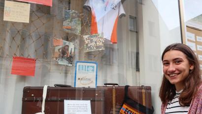Bild: Kunz
Anna Betz vor dem Weltladen in der Türlgasse. Das Schaufenster mit Ecuador-Bezug hat sie gestaltet.