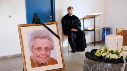 Bild: do
Beim Trauergottesdienst in der Kreuzkirche und bei der anschließenden Urnenbeisetzung im Eschenbacher Friedhof erweisen viele Freunde, Bekannte und Mitglieder der Kirchengemeinde Sigrid Schönthier die letzte Ehre. Den Gottesdienst zelebriert Pfarrer Hannes Kühn aus Speichersdorf