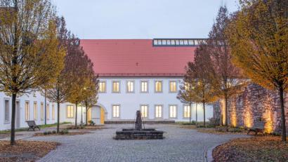 Bild: mju-fotografie/exb
Nach der Übernahme des ehemaligen Klostergebäudes aus dem 17. Jahrhundert durch den Verein Bayerische Musikakademie Hammelburg wurde das denkmalgeschützte Konventgebäude von Brückner & Brückner Architekten saniert.