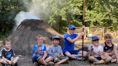 Bild: wec
Glücklich und erschöpft freuen sich die Nachwuchs-Köhler über den weißen Rauch, der aus ihrem Kinder-Kohlenmeiler nach der harten, schweißtreibenden Arbeit quillt.
